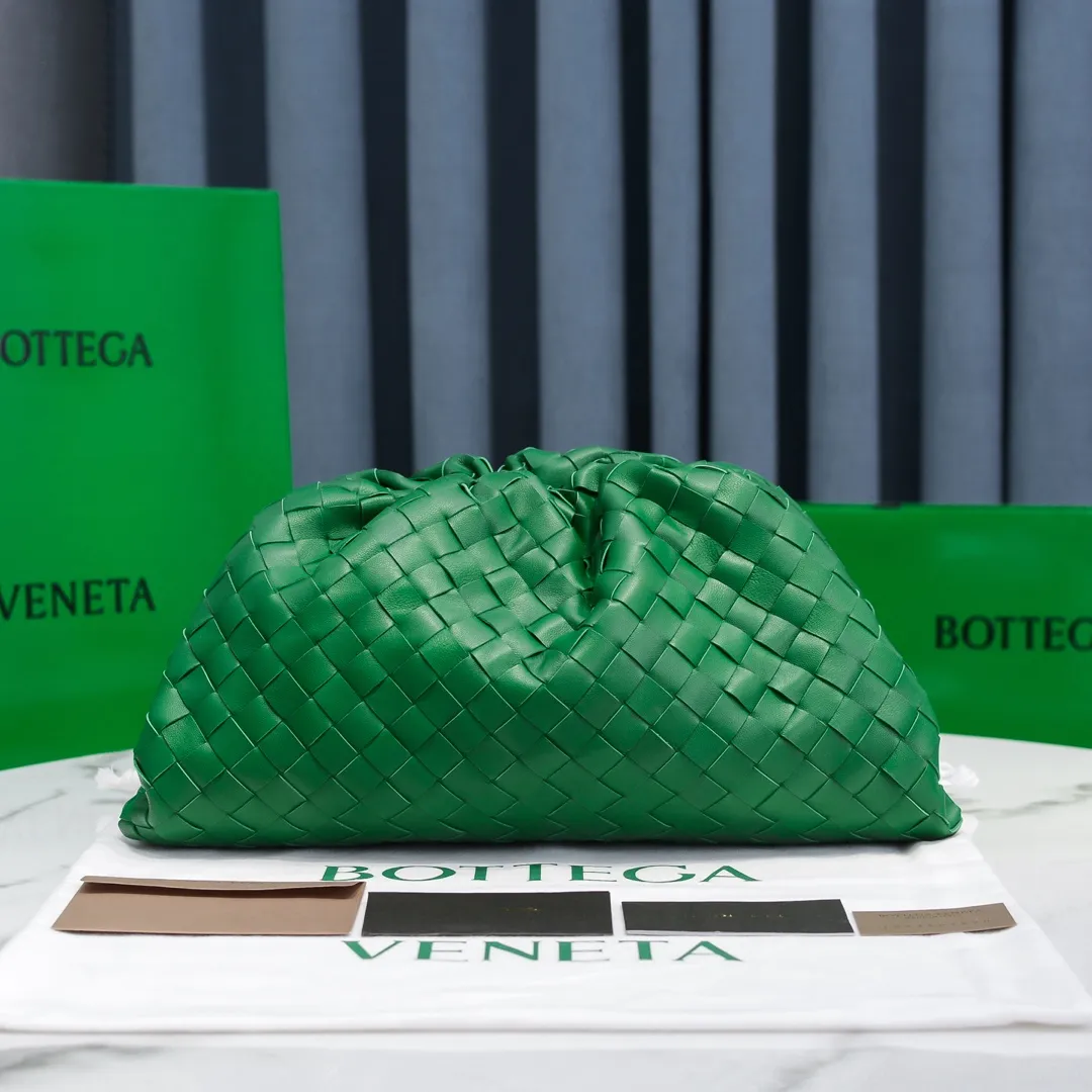 🔥🔥The counterattack of the popular Bottega Veneta started with this series of cloud bags, which went viral in the fashion circle and started a craze! Out of stock, out of stock, out of stock... One piece is hard to find, super hard to buy, regardless of age, season, or occasion. Very classy. Really, if you carry this on the road, it will turn heads! This is also the reason why this series is so expensive. Large size: 38*20*8.5cm [Big Cloud Weave] Racing Green